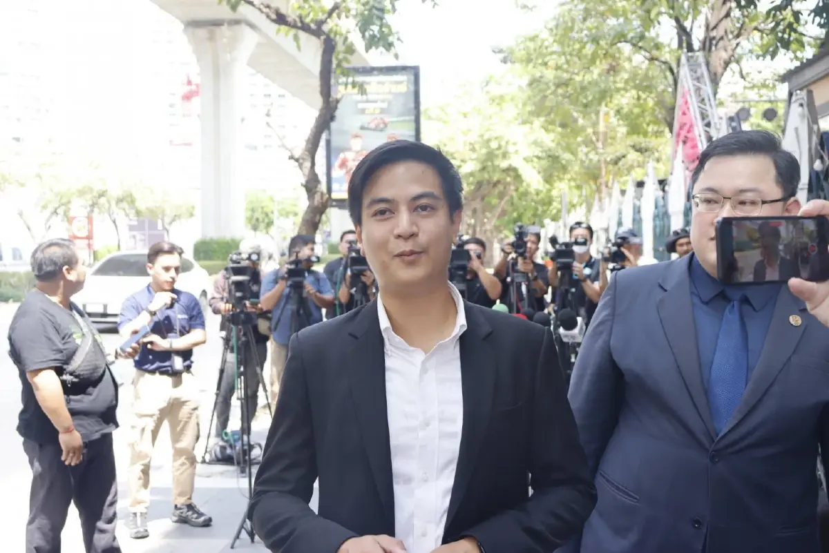 "พริษฐ์" โผล่สอบสวนกลาง หลังถูก กกต. แจ้งความ ปม สังเกตการณ์เลือกตั้งใหม่