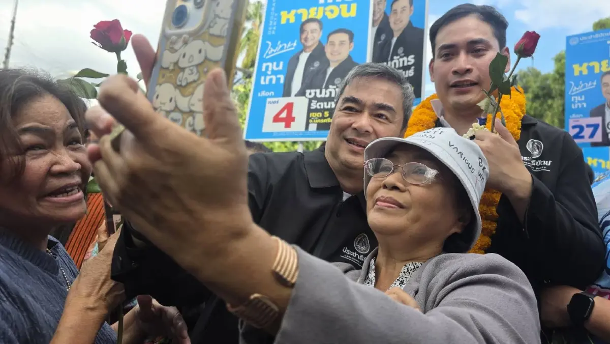 อภิสิทธิ์ลุยทุ่งสง ขอเลือกประชาธิปัตย์ทั้งสองใบ มั่นใจยางพาราแตะ 80 บาท