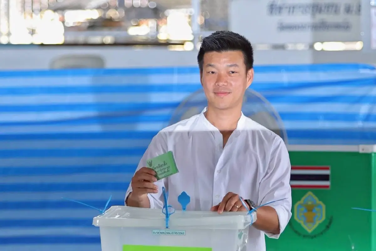 “เท้ง ณัฐพงษ์ ” เข้าสังเกตการณ์เลือกตั้ง เผย พบกกต. ฉีกบัตรผิดพลาด