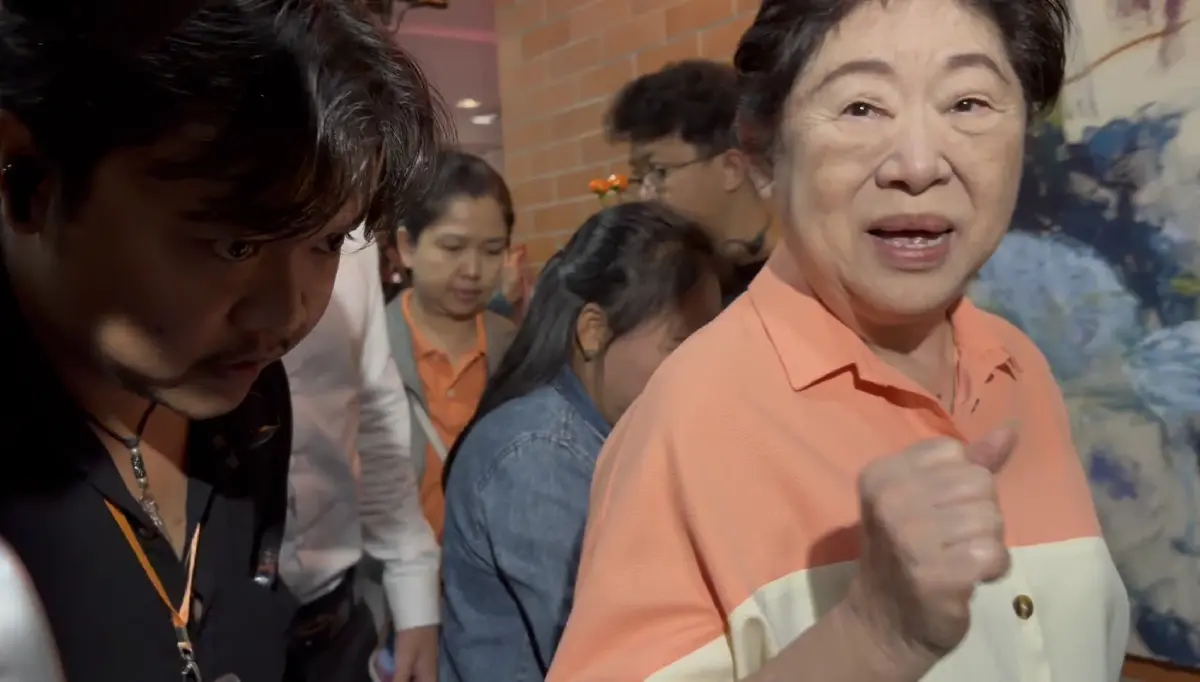 “ม๊าสมพร” ชูกำปั้นให้กำลังใจ “ธนาธร” ถึงพรรค ปชน. พ่อเท้งร่วมวง