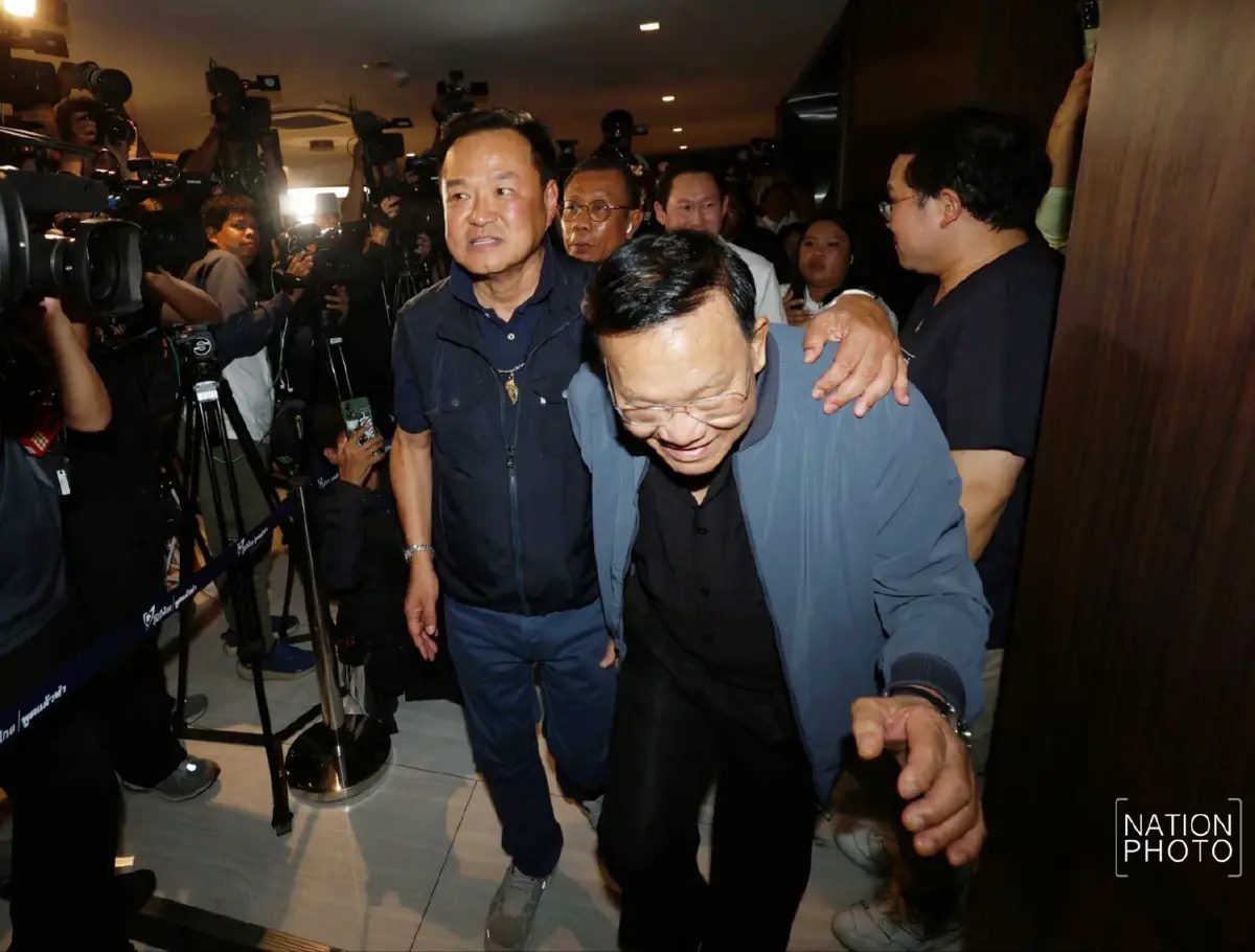 เลือกตั้ง69 : “อนุทิน” น้ำตาคลอ โผกอดแกนนำ-ภรรยา หลังกระแสที่นั่งภูมิใจไทยพุ่งแรง