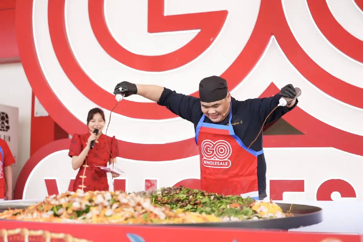 โก โฮลเซลล์ ฉลองตรุษจีน ผัดหมี่มงคล 2 เมตร เสริมเฮงผู้ประกอบการ