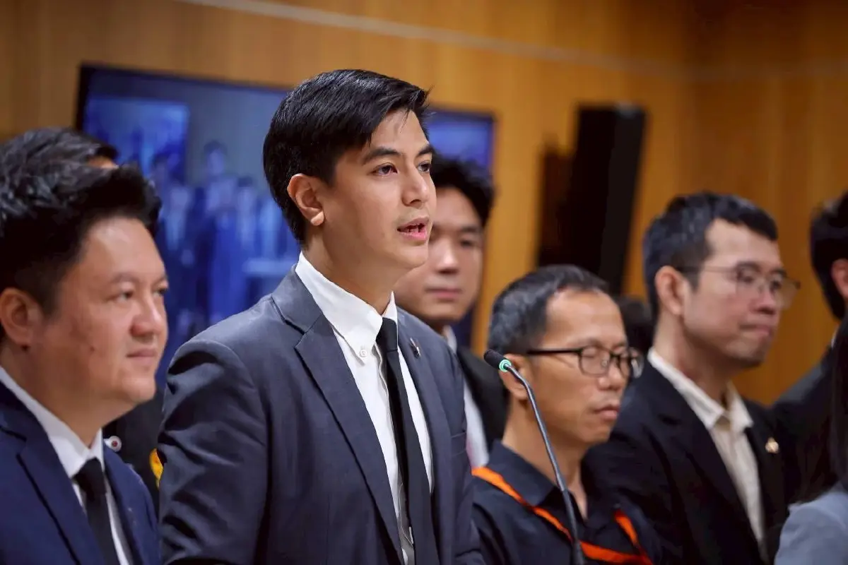 'พรรคประชาชน' ยื่น 9 ญัตติ 9 กฎหมายชุดแรก ผลักดันการเปลี่ยนแปลงประเทศ