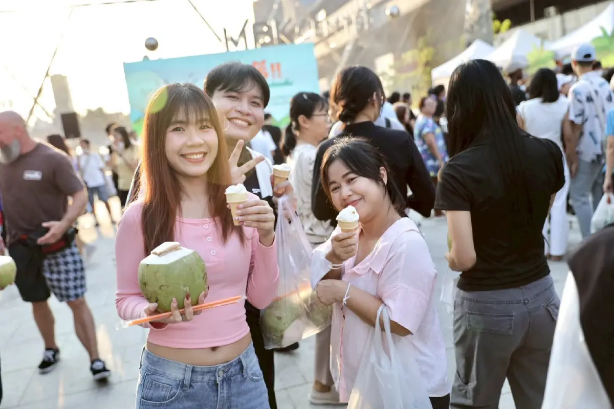 มูลนิธิธนชาตฯ แท็กทีม MBK แจกฟรี "มะพร้าวน้ำหอม" 10,000 ลูก สกัดวิกฤตราคาตกต่ำ-โชว์ Soft Power ไทย