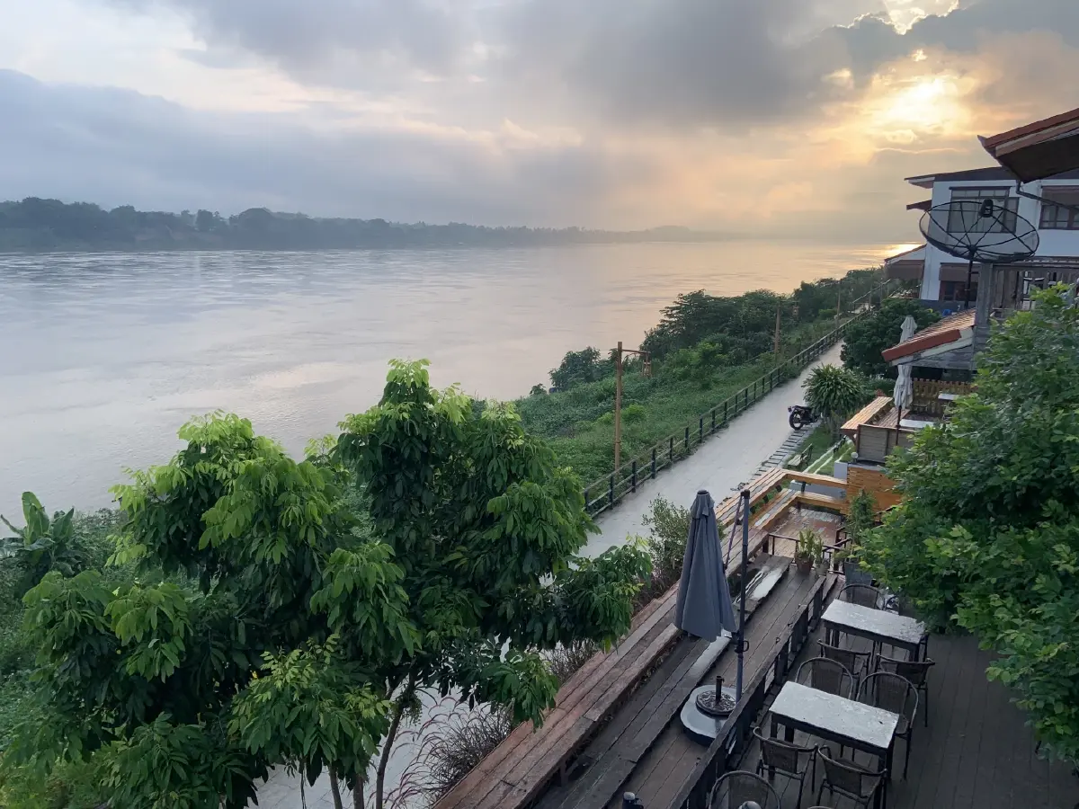 ที่พักเรียงรายตามแนวแม่น้ำเลียบไปกับถนนคนเดินที่ลัดเลาะริมแม่น้ำโขง มองเห็นประเทศเพื่อนบ้านอีกฟากฝัะ่ง