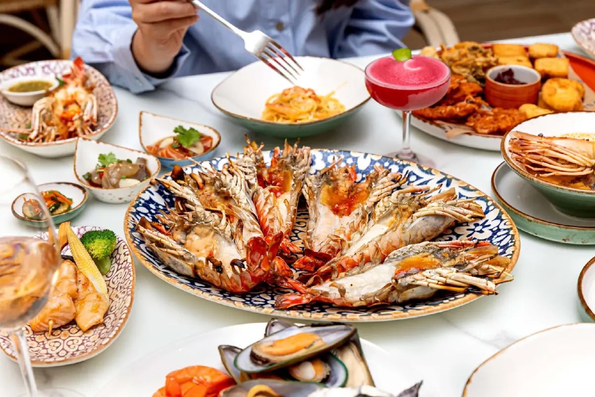 ฟินไม่อั้นกับแซลมอนสดฉ่ำบนชั้น 24 เซ็นทาราแกรนด์ฯ ใจกลางกรุงเทพฯ