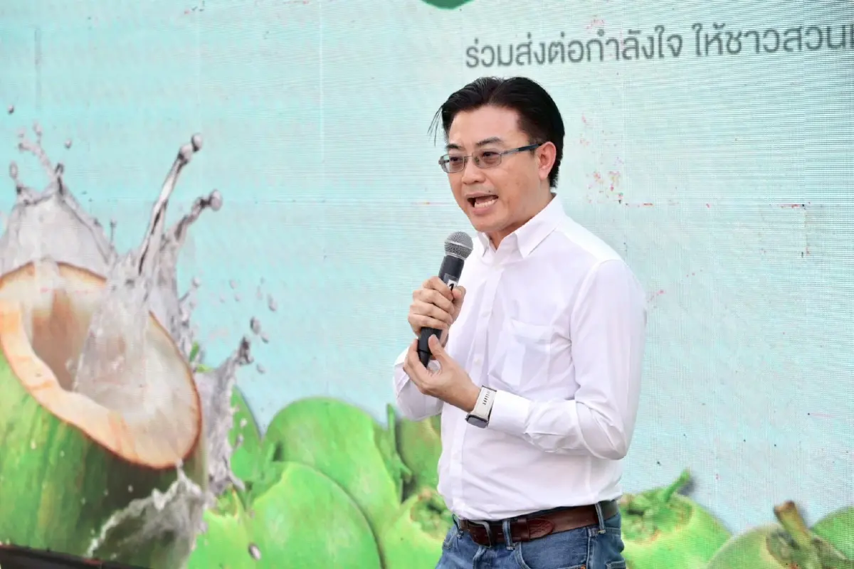 มูลนิธิธนชาตฯ แท็กทีม MBK แจกฟรี "มะพร้าวน้ำหอม" 10,000 ลูก สกัดวิกฤตราคาตกต่ำ-โชว์ Soft Power ไทย