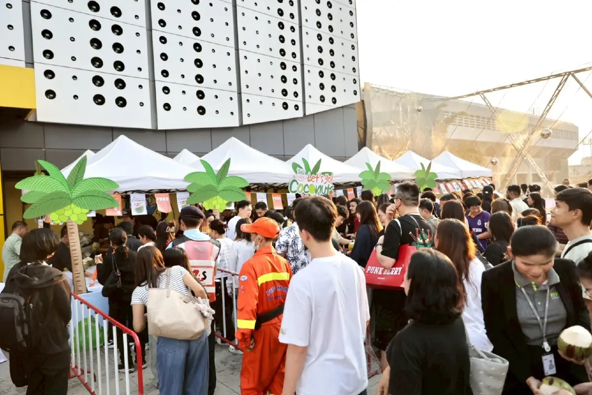 มูลนิธิธนชาตฯ แท็กทีม MBK แจกฟรี "มะพร้าวน้ำหอม" 10,000 ลูก สกัดวิกฤตราคาตกต่ำ-โชว์ Soft Power ไทย