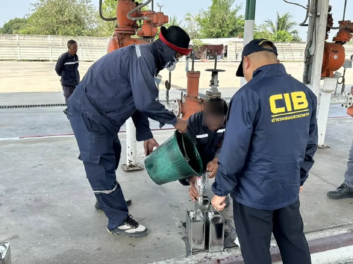ปคบ. บุก คลังน้ำมันอ่างทอง สต๊อกกว่า 3 แสนลิตร ขายเกินราคา