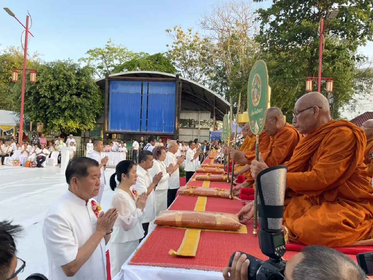 "พิพัฒน์-นิพนธ์" นำชาวหาดใหญ่ตักบาตรพระ 1,109 รูป ครบรอบ 109 ปีเมือง ถวายพระราชกุศลพระพันปีฯ