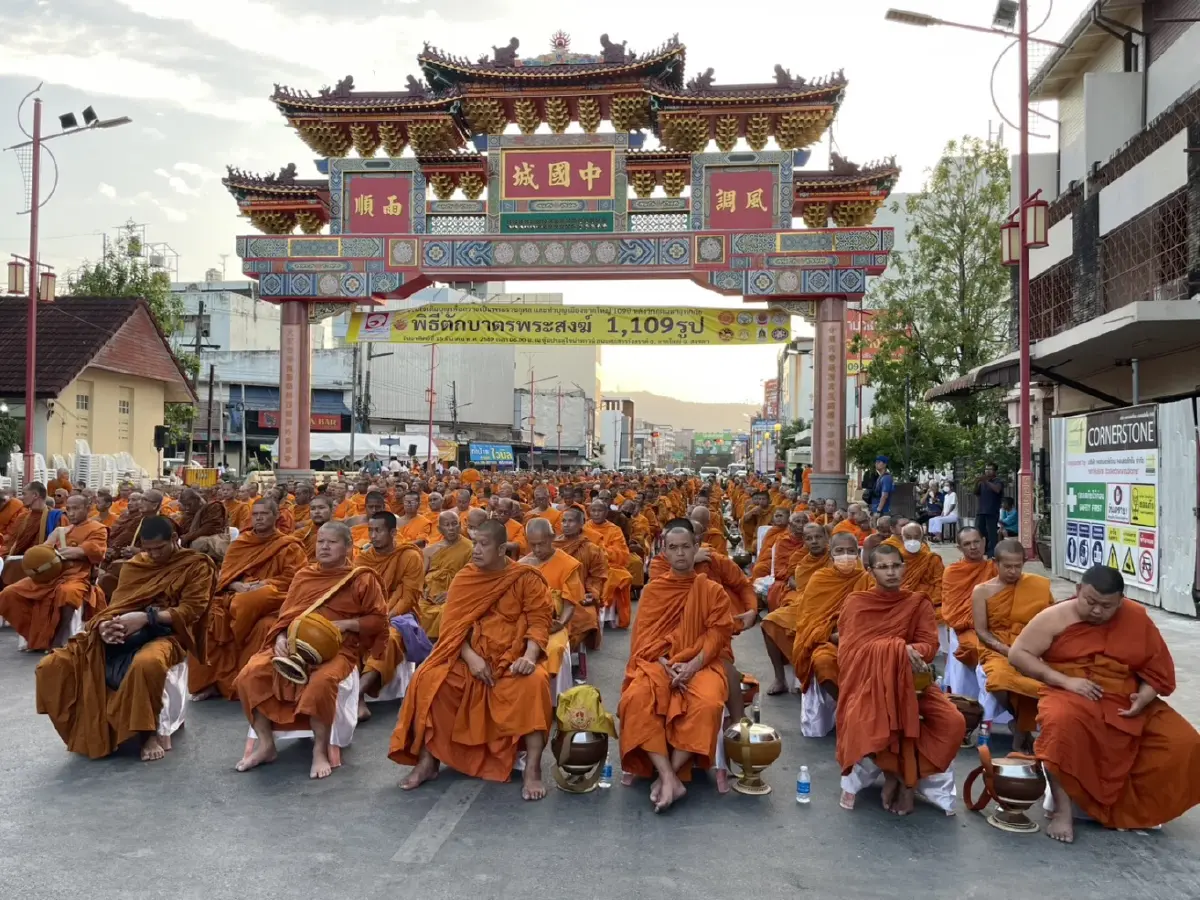 "พิพัฒน์-นิพนธ์" นำชาวหาดใหญ่ตักบาตรพระ 1,109 รูป ครบรอบ 109 ปีเมือง ถวายพระราชกุศลพระพันปีฯ