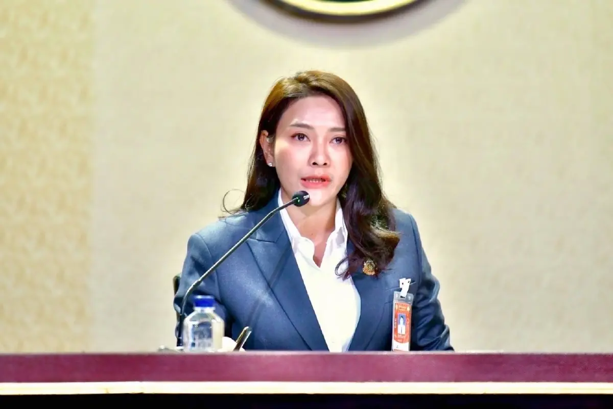 นางสาว อัยรินทร์ พันธุ์ฤทธิ์ รองโฆษกประจำสำนักนายกรัฐมนตรี