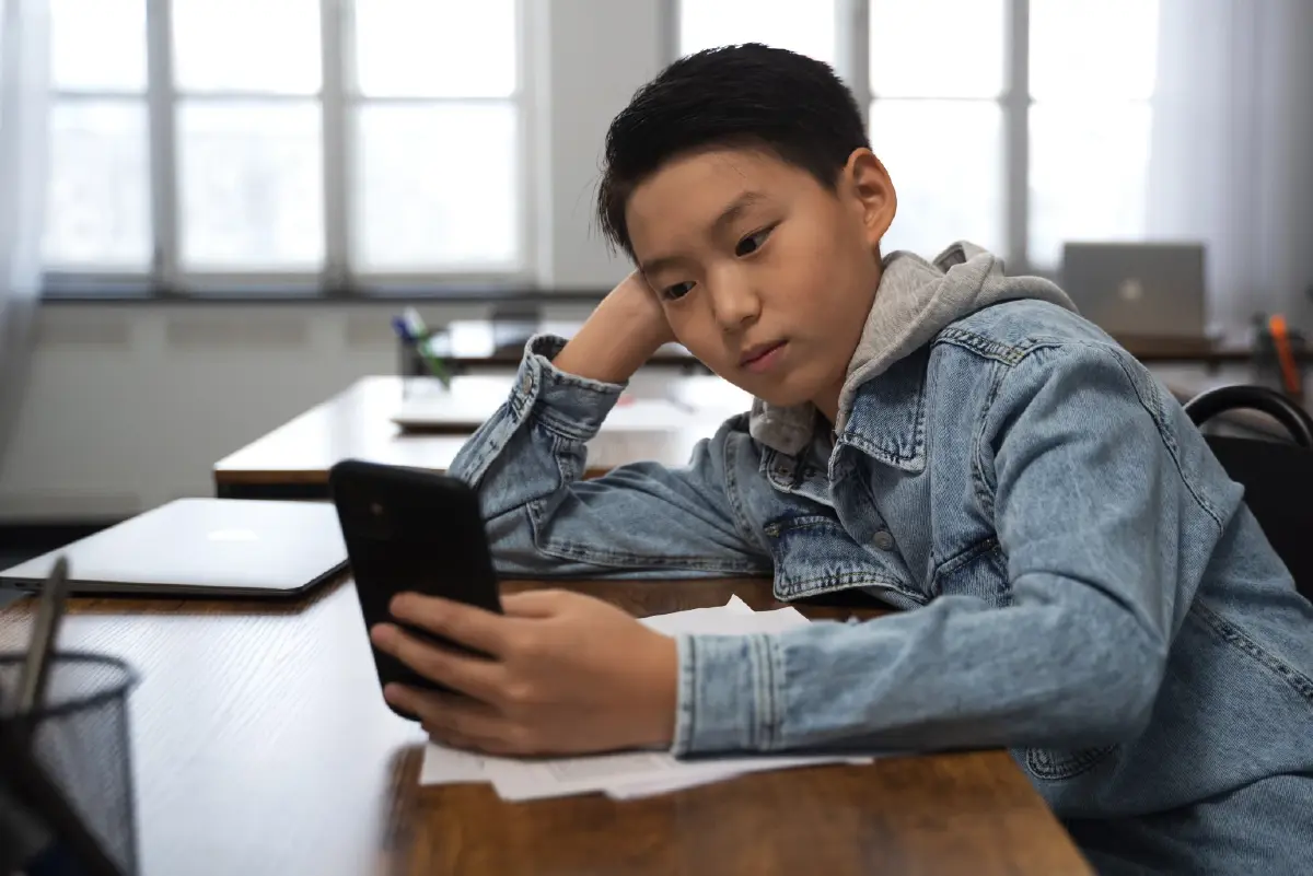 ดัชนีความสุขโลกชี้ 'โซเชียลมีเดีย' ตัวการทำเด็กซึมเศร้า