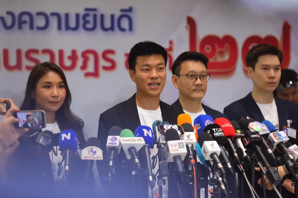 พร้อมเพรียง! สส.พรรคประชาชน ตบเท้ารายงานตัว พร้อมทำหน้าที่ผู้แทนราษฎร