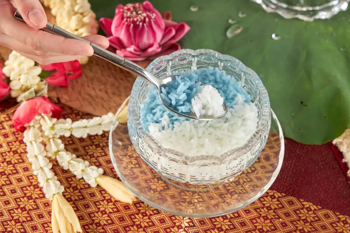 ข้าวแช่ชาววังสูตรโบราณ ความสดชื่นที่หาทานยากในกรุงเทพฯ