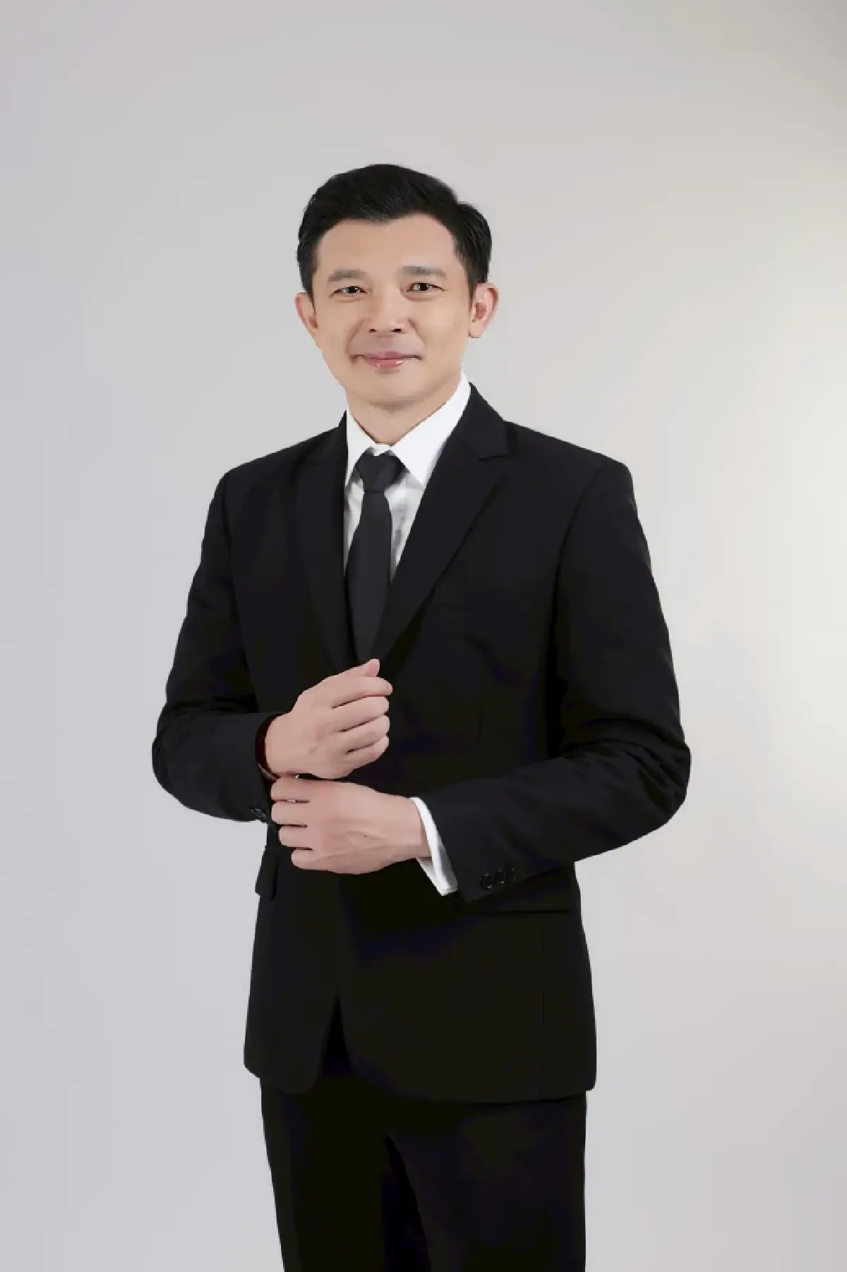 เอนก อยู่ยืน 