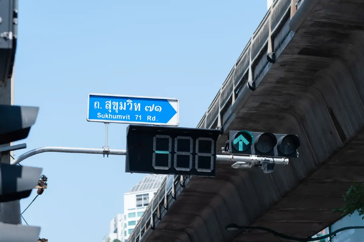 ทลายรถติดกลางกรุง! กทม. เปลี่ยนไฟจราจร 74 แยกเป็นสมองกล