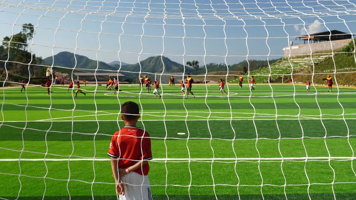 แมนยูบุกเชียงใหม่! DHL ส่งมอบ "โรงละครแห่งความฝัน" ให้เด็กดอย