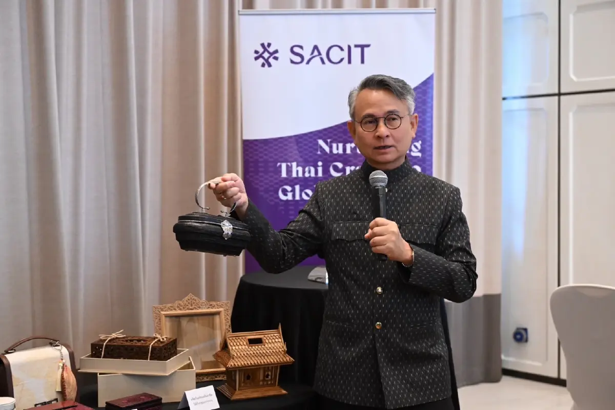 ผศ.ดร.อนุชา ทีรคานนท์ ผู้อำนวยการสถาบันส่งเสริมศิลปหัตถกรรมไทย