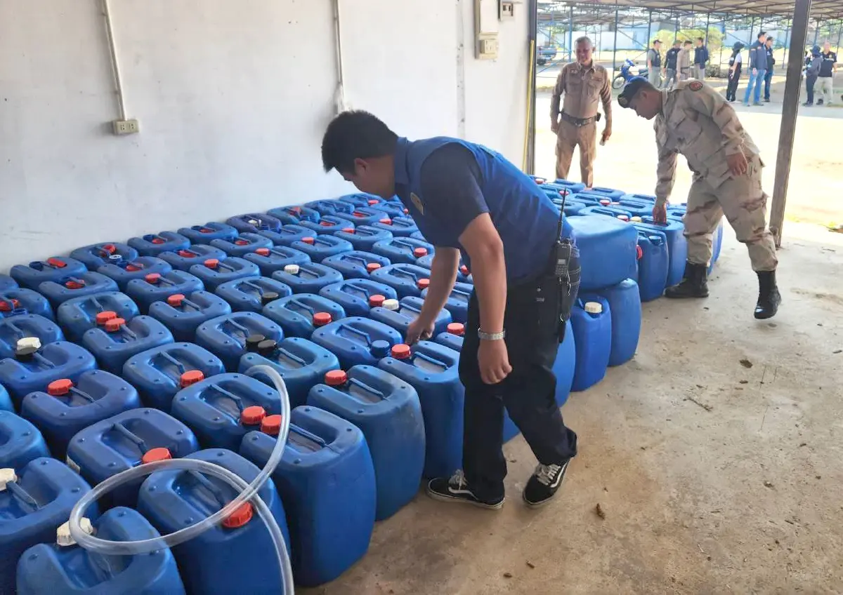 สรรพสามิต สกัดลักลอบขนน้ำมันข้ามชายแดน ยอดพุ่ง 55 คดี กว่า 5 แสนลิตร