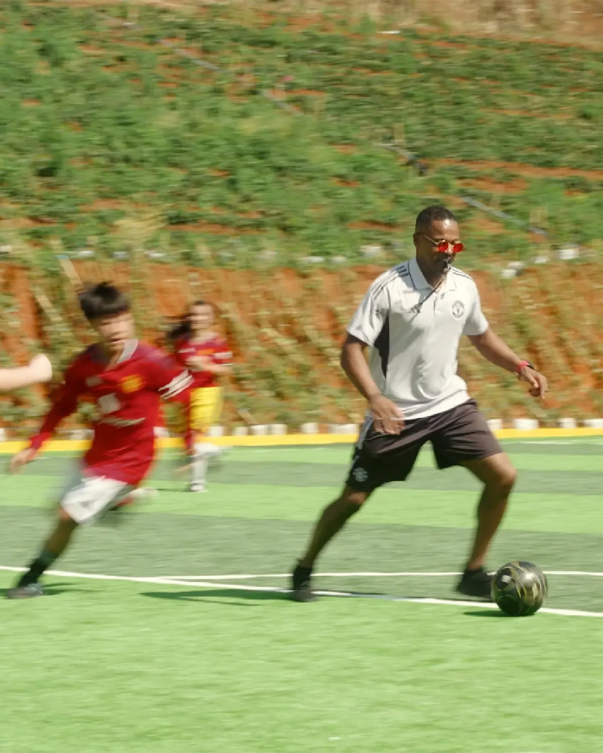 ปาตริช เอฟร่า ตำนานแบ็กซ้านแมนยู ร่วมเล่นกับเด็กๆแม่แจ่ม