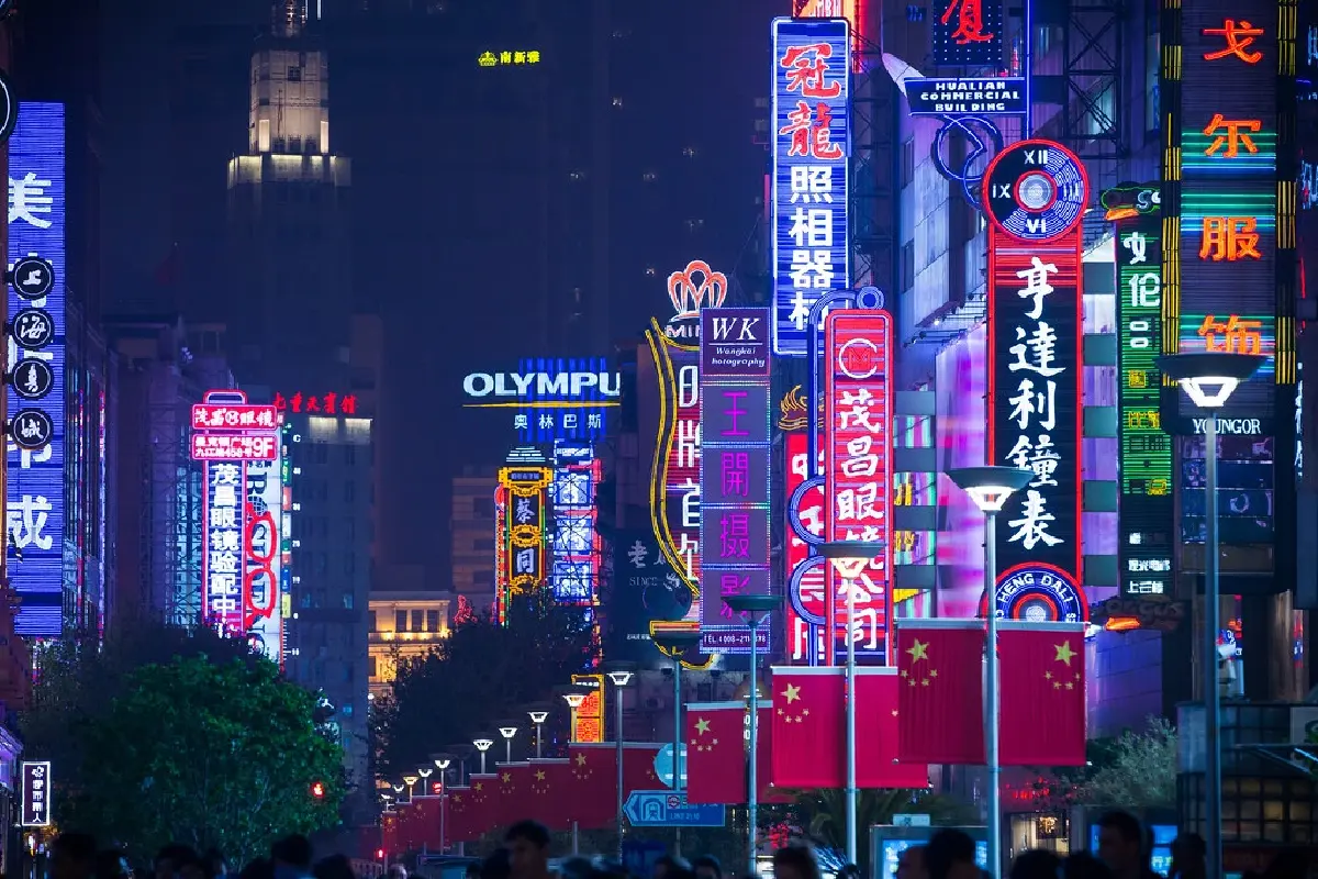 ถนนนานกิง (Nanjing Road) นครเซี่ยงไฮ้ ความคึกคักของสีสันยามค่ำคืน