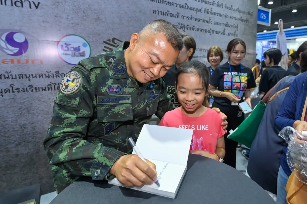 สัปดาห์หนังสือฯ 69 คึกคัก! “แม่ทัพกุ้ง” เปิดตัวผลงานเล่มแรกคนแน่นบูท