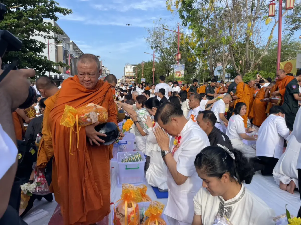"พิพัฒน์-นิพนธ์" นำชาวหาดใหญ่ตักบาตรพระ 1,109 รูป ครบรอบ 109 ปีเมือง ถวายพระราชกุศลพระพันปีฯ