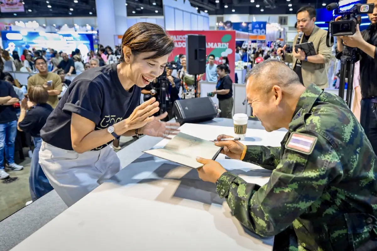 สัปดาห์หนังสือฯ 69 คึกคัก! “แม่ทัพกุ้ง” เปิดตัวผลงานเล่มแรกคนแน่นบูท