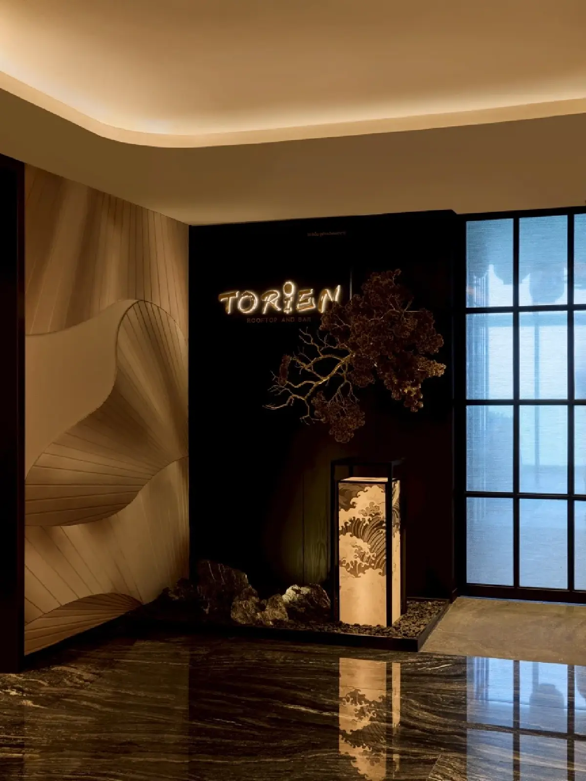 จิบค็อกเทล ชมพระอาทิตย์ตก บนรูฟท็อปอิซากายะสูงที่สุดในพัทยา