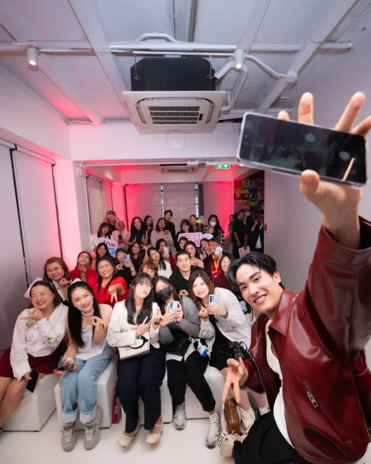 โมเมนต์สุดเอ็กซ์คลูซีฟ! ทรู-ดีแทค   ดึง “เต ตะวัน”ส่งมอบ เอไอโฟน Samsung Galaxy S26 Series ถึงมือแฟนคลับแบบใกล้ชิด