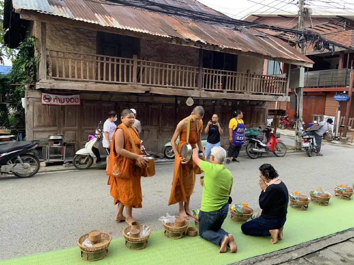 ภาพคุ้นตายามเช้าของทุกคนที่มาเชียงคาน The Must ที่นักท่องเที่ยวต้องมีประสบการณ์ร่วมกัน ตักบาตรข้าวเหนียว