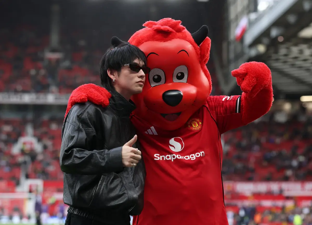 "ไบร์ท" วชิรวิชญ์ ชีวอารี นักแสดง และนักร้องชาวไทย มาโชว์ตัวที่โอลด์ แทรฟฟอร์ด 