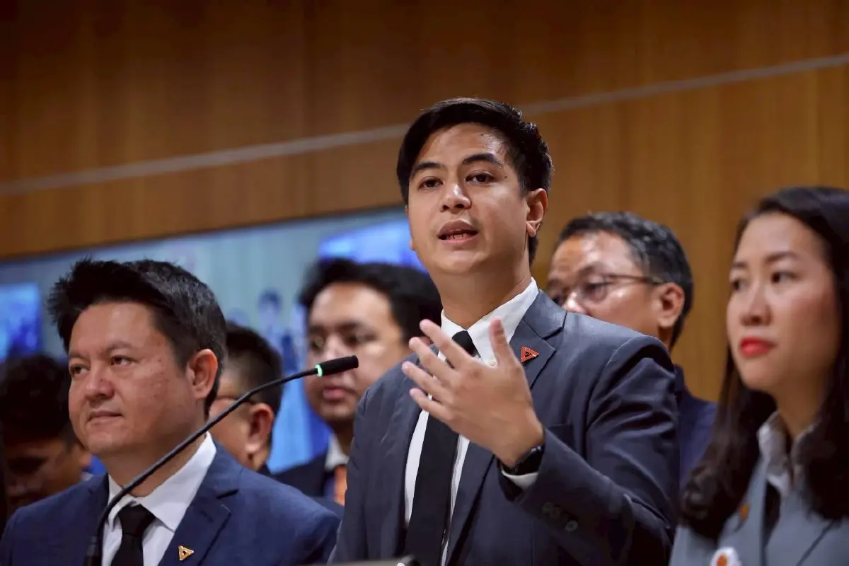 'พรรคประชาชน' ยื่น 9 ญัตติ 9 กฎหมายชุดแรก ผลักดันการเปลี่ยนแปลงประเทศ