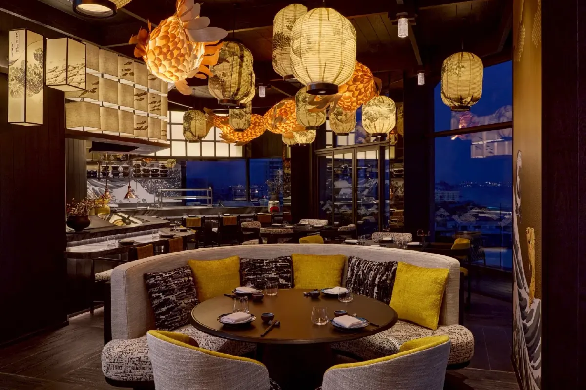 จิบค็อกเทล ชมพระอาทิตย์ตก บนรูฟท็อปอิซากายะสูงที่สุดในพัทยา