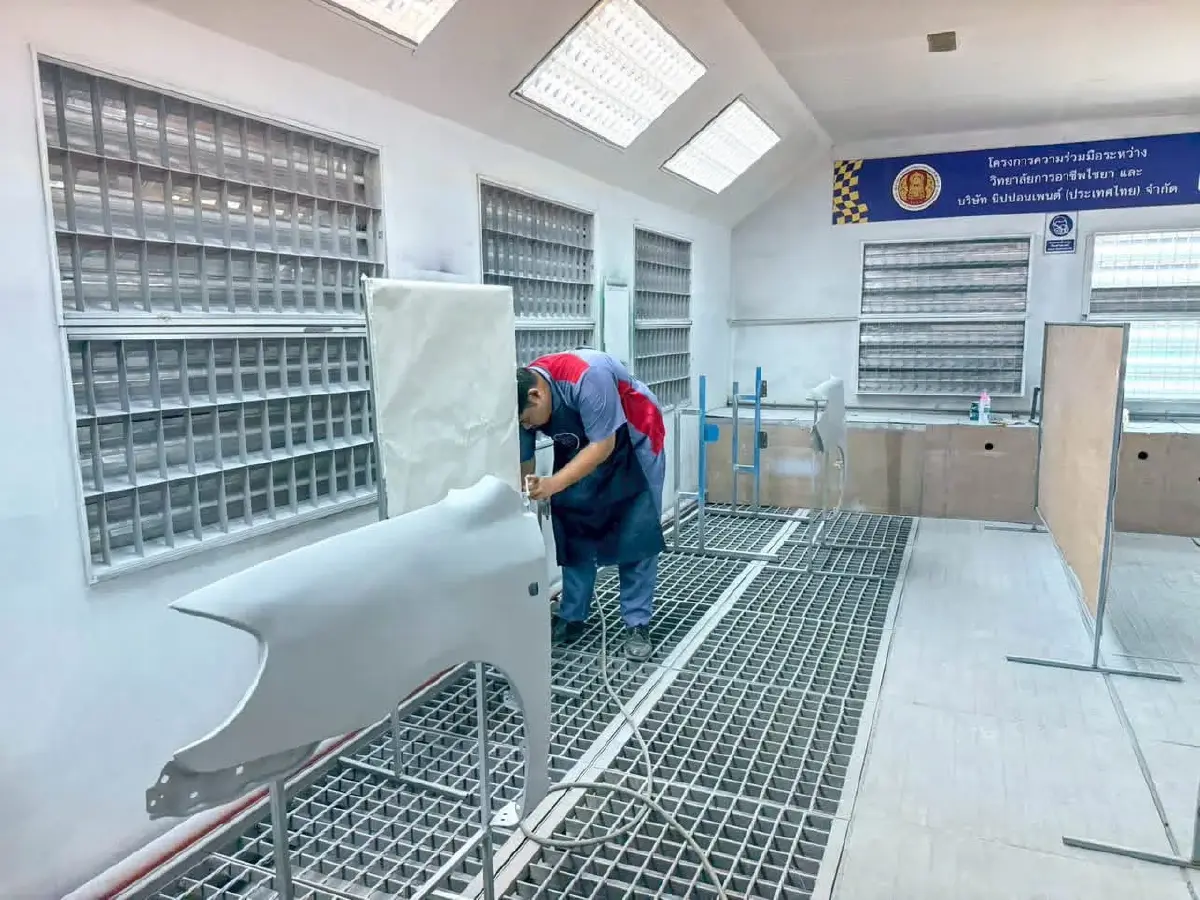 หนึ่งเดียวในไทย! วิทยาลัยการอาชีพไชยา จัดสอบมาตรฐานฝีมือ "ช่างสีรถยนต์ ระดับ 2" ปั้นกำลังคนอาชีวะสู่ตลาดแรงงานสากล