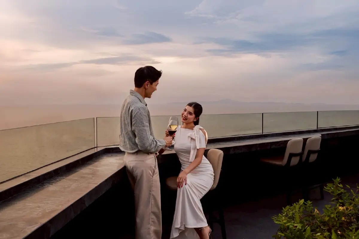 จิบค็อกเทล ชมพระอาทิตย์ตก บนรูฟท็อปอิซากายะสูงที่สุดในพัทยา