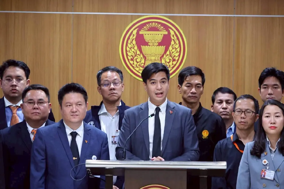 'พรรคประชาชน' ยื่น 9 ญัตติ 9 กฎหมายชุดแรก ผลักดันการเปลี่ยนแปลงประเทศ