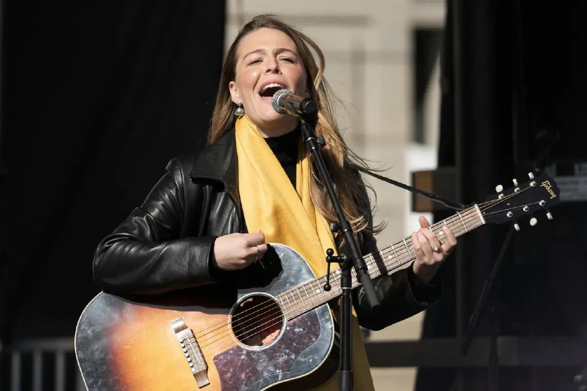 แม็กกี้ โรเจอร์ส นักร้อง นักแต่งเพลง และโปรดิวเซอร์ชาวนิวยอร์ค ร้องเพลงให้ผู้ชุมนุมร่วมฟัง