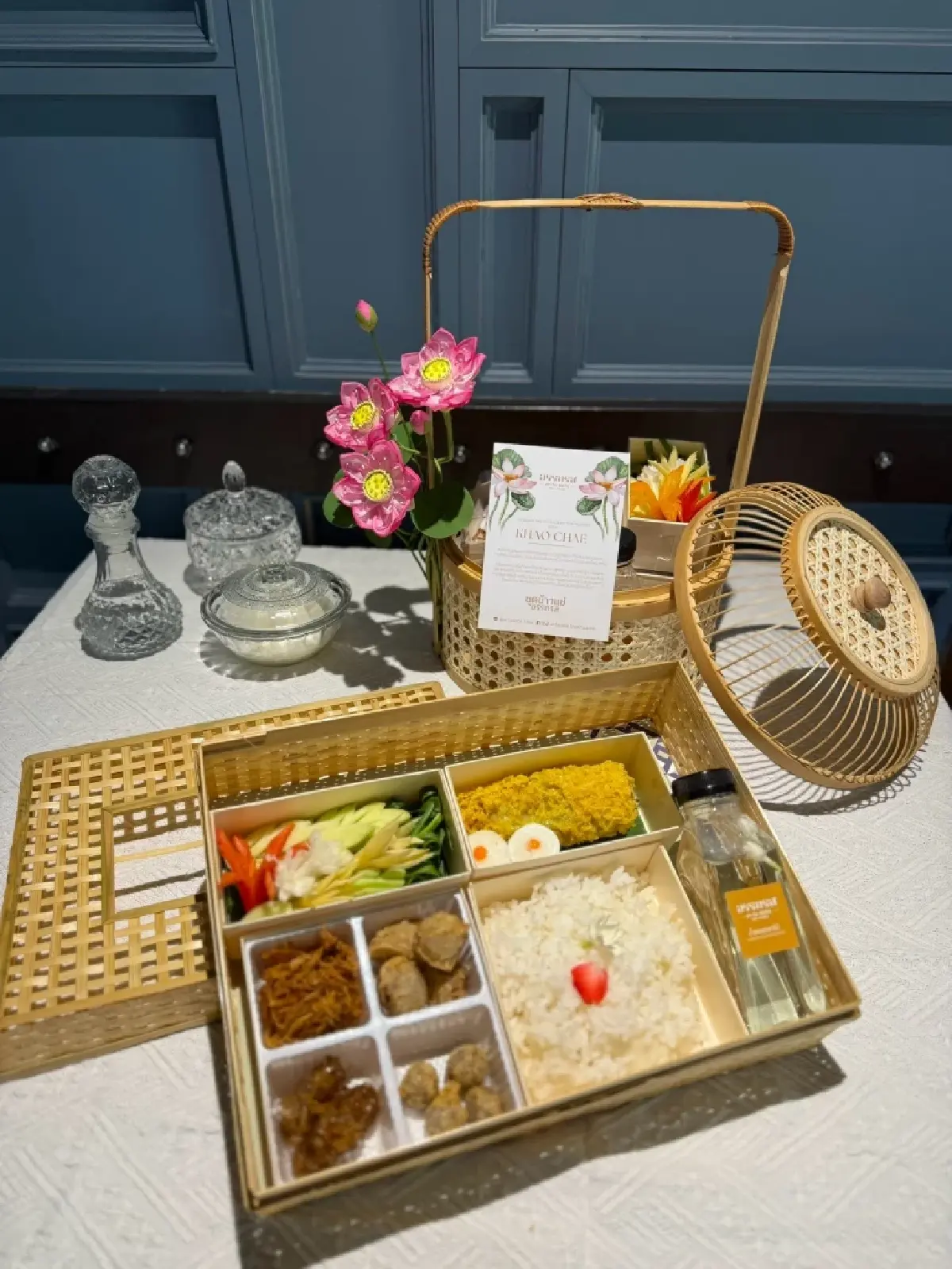 “ข้าวแช่อรรถรส” เสน่ห์ฤดูร้อนไทยที่งดงามเหนือกาลเวลา: เปิดตำนาน “ข้าวน้ำ” มอญ สู่สำรับคลายร้อนยอดนิยม