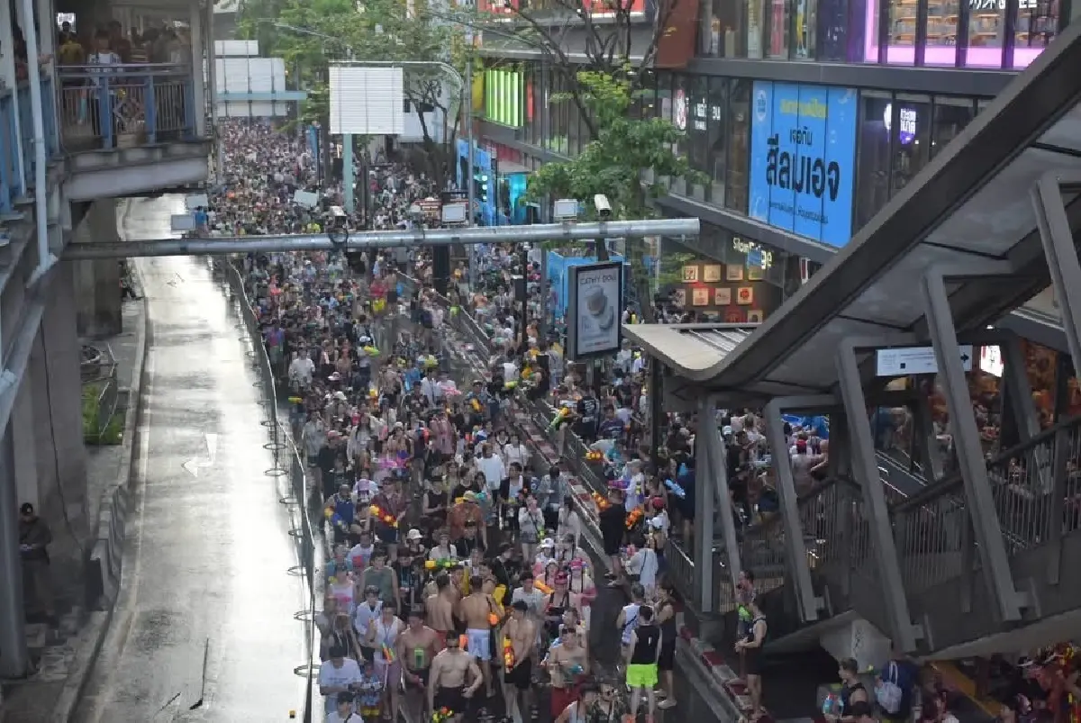 สงกรานต์สีลม ปิดจบ 2 ทุ่ม แนะกระจายตัวเล่นจุดอื่น  หลังคนแห่เล่นน้ำแน่น