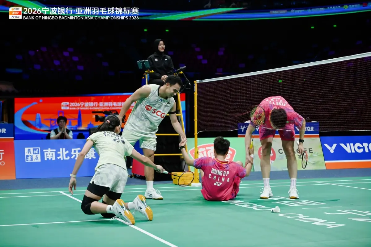 บาส-เฟม โชว์หัวใจสิงห์ พลิกโค่นมือ 1 โลกจีน เข้าชิงแบดเอเชีย 2026