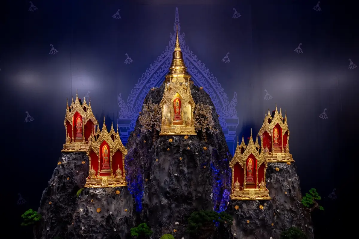 ไม่ต้องไปไกลถึงต่างจังหวัด! อัญเชิญพระบรมสารีริกธาตุ 5 พระองค์ ประดิษฐานใจกลางกรุงเทพฯ ให้สรงน้ำใกล้ชิด