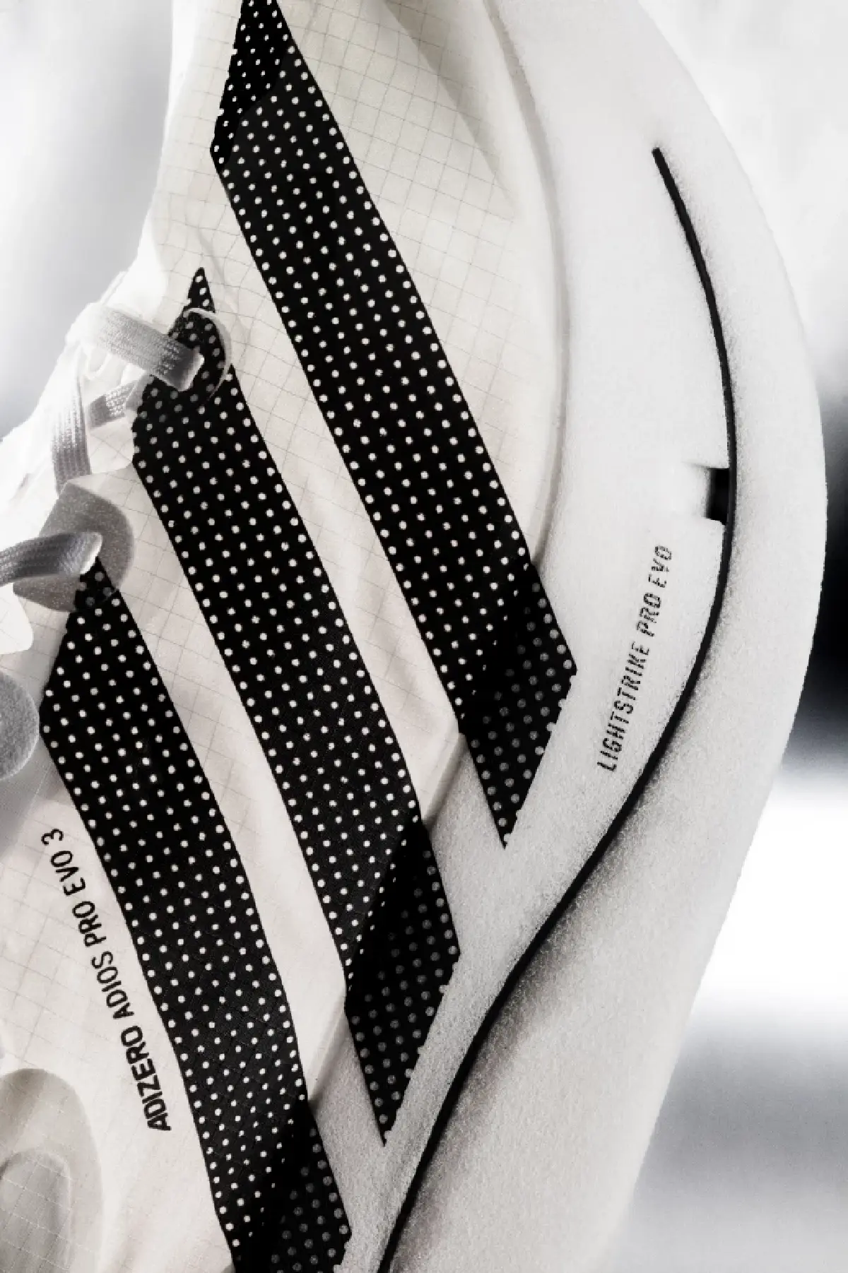 Adidas Adizero Adios Pro Evo 3 ปฏิวัติ 97 กรัม พา "ซาเว่" ทุบ Sub-2