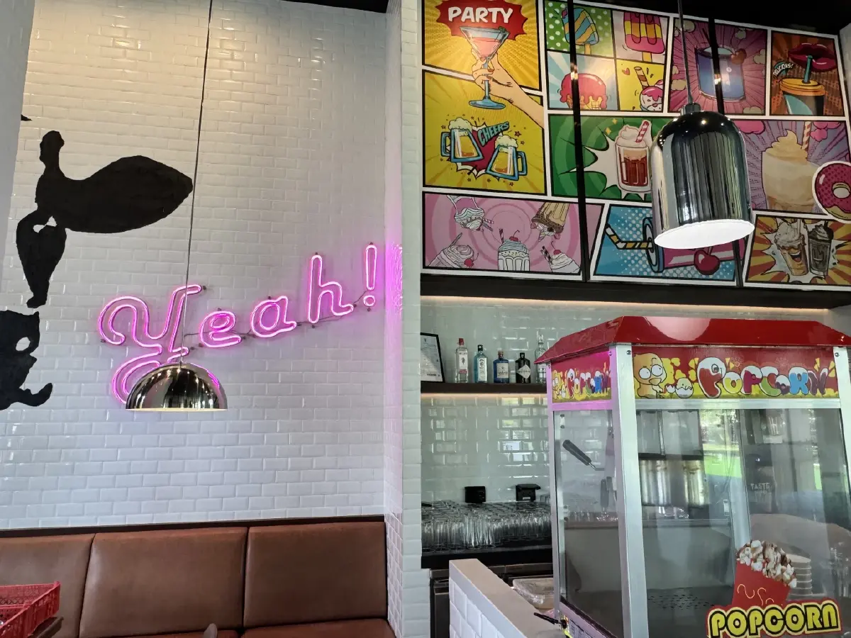 บิ๊ก ไบท์ เบอร์เกอร์: ดื่มด่ำ American Diner ยุค 90 ใกล้สุวรรณภูมิ