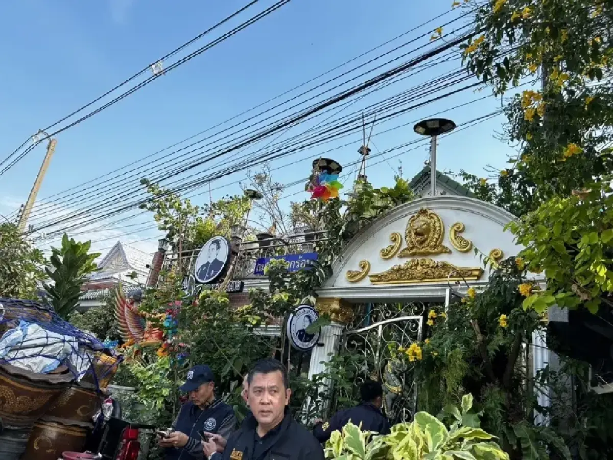 เจ้าหน้าที่ขณะเข้าปิดล้อมบ้านพักนายศรีสุวรรณ