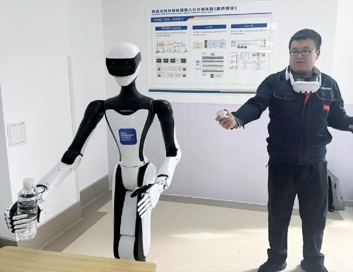 ภาพจากสำนักข่าวซินหัว : หุ่นยนต์กำลังเรียนรู้การหยิบจับวัตถุ ภายใต้การแนะนำของผู้ฝึกสอน