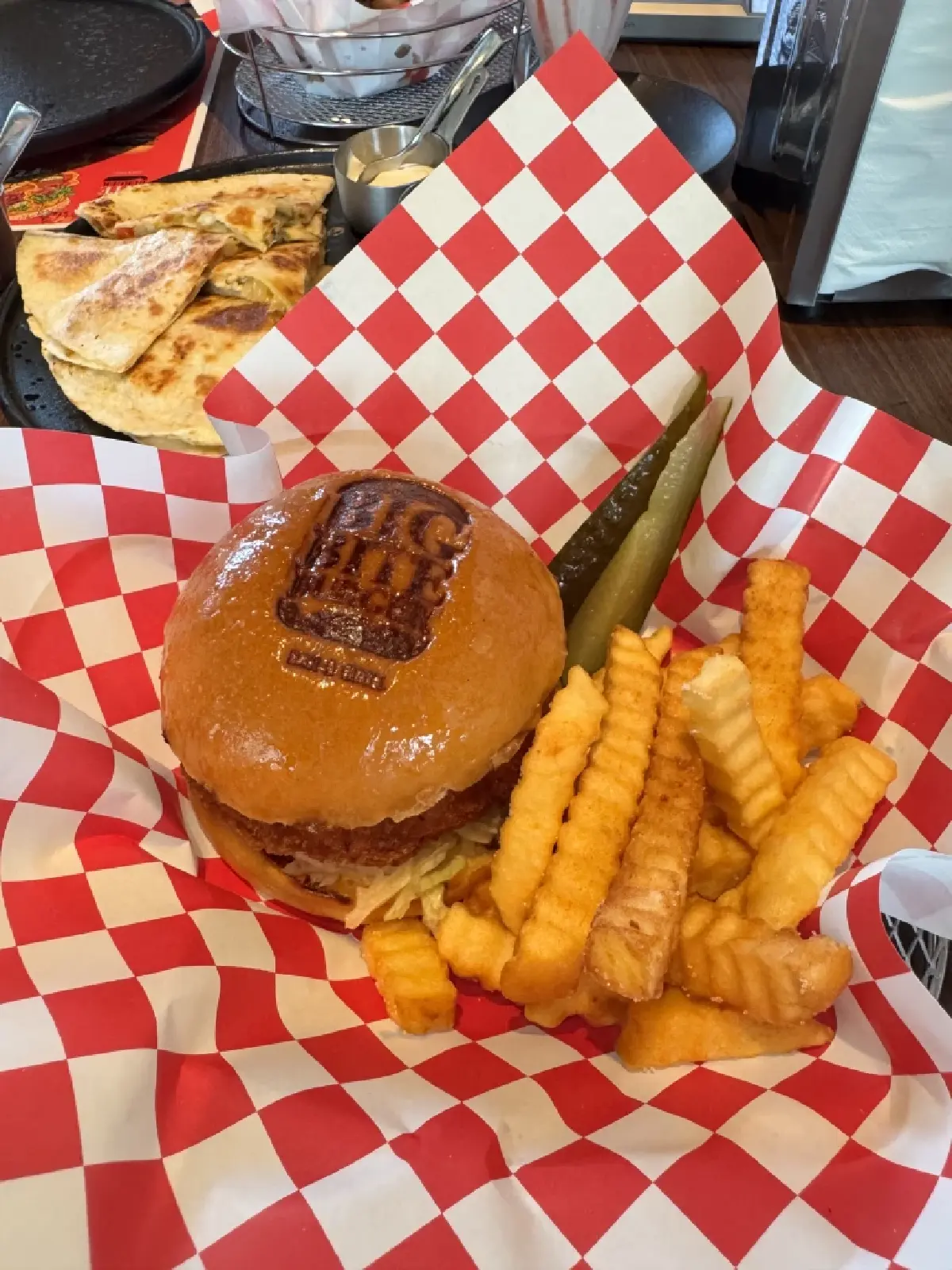 บิ๊ก ไบท์ เบอร์เกอร์: ดื่มด่ำ American Diner ยุค 90 ใกล้สุวรรณภูมิ