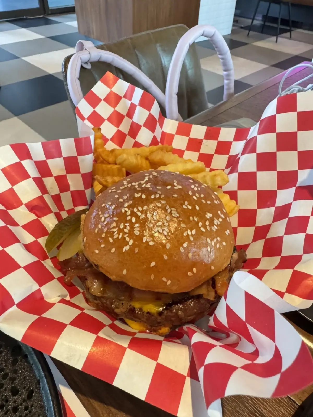 บิ๊ก ไบท์ เบอร์เกอร์: ดื่มด่ำ American Diner ยุค 90 ใกล้สุวรรณภูมิ