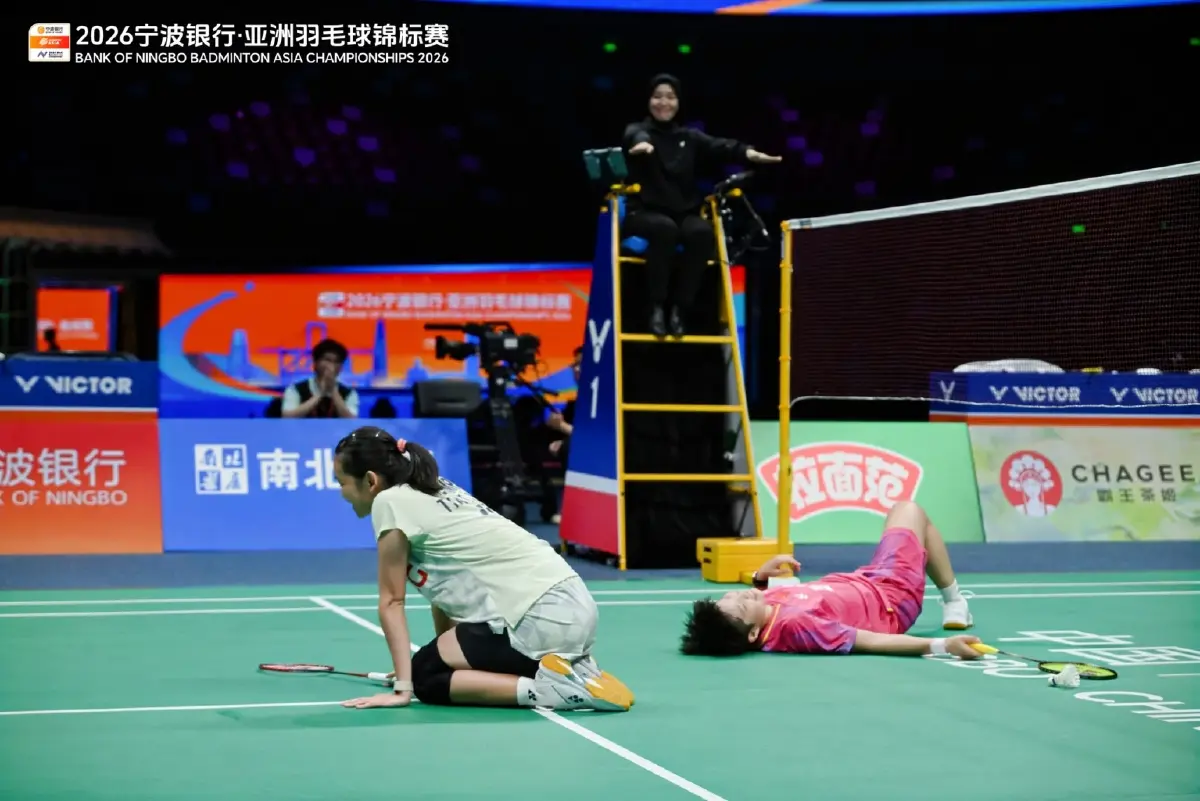 บาส-เฟม โชว์หัวใจสิงห์ พลิกโค่นมือ 1 โลกจีน เข้าชิงแบดเอเชีย 2026